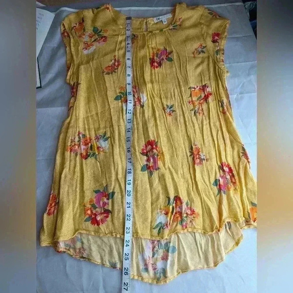 DR2 Yellow Floral Blouse with Back Keyhole High Low Bottom Cap Sleeves Size M - Picture 9 of 10